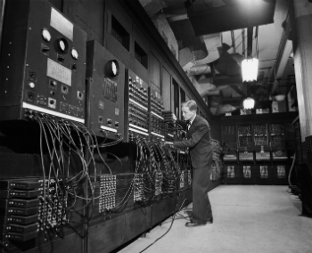 ENIAC ( Eletronic Numerical Integrator and Computer )
