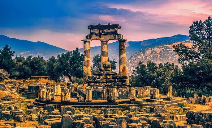 Ruins of the Oracle of Delphi, temple of the god Apollo. In its entrance, it was read " know yourself "