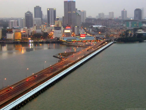 Johor-Singapura, the 1,056 meter street that connects the Malaysian city of Johor Bahru to the Woodlands in Singapore.