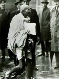 Mahatma Gandhi entering the Palace of Saint James ( London ), where the independence of India was being negotiated.