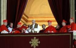 Pope Francis, accompanied by members of the College of Cardinals , during his presentation as the new Supreme of the Catholic Church, on March 13, 2013