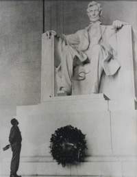 The 19 of April of 1959 the Commander in Chief Fidel Castro visits the Lincoln Memorial in Washington where he places a wreath of red keys to the foot of the statue.