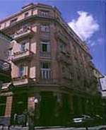 Hemingway, upon arrival in Havana , stayed at the Ambos Mundos Hotel .